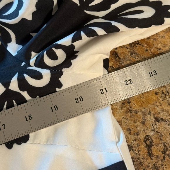 NWOT Elegant Women’s Black & White Floral Long Sleeves Blouse Large No Stretch - Picture 8 of 12